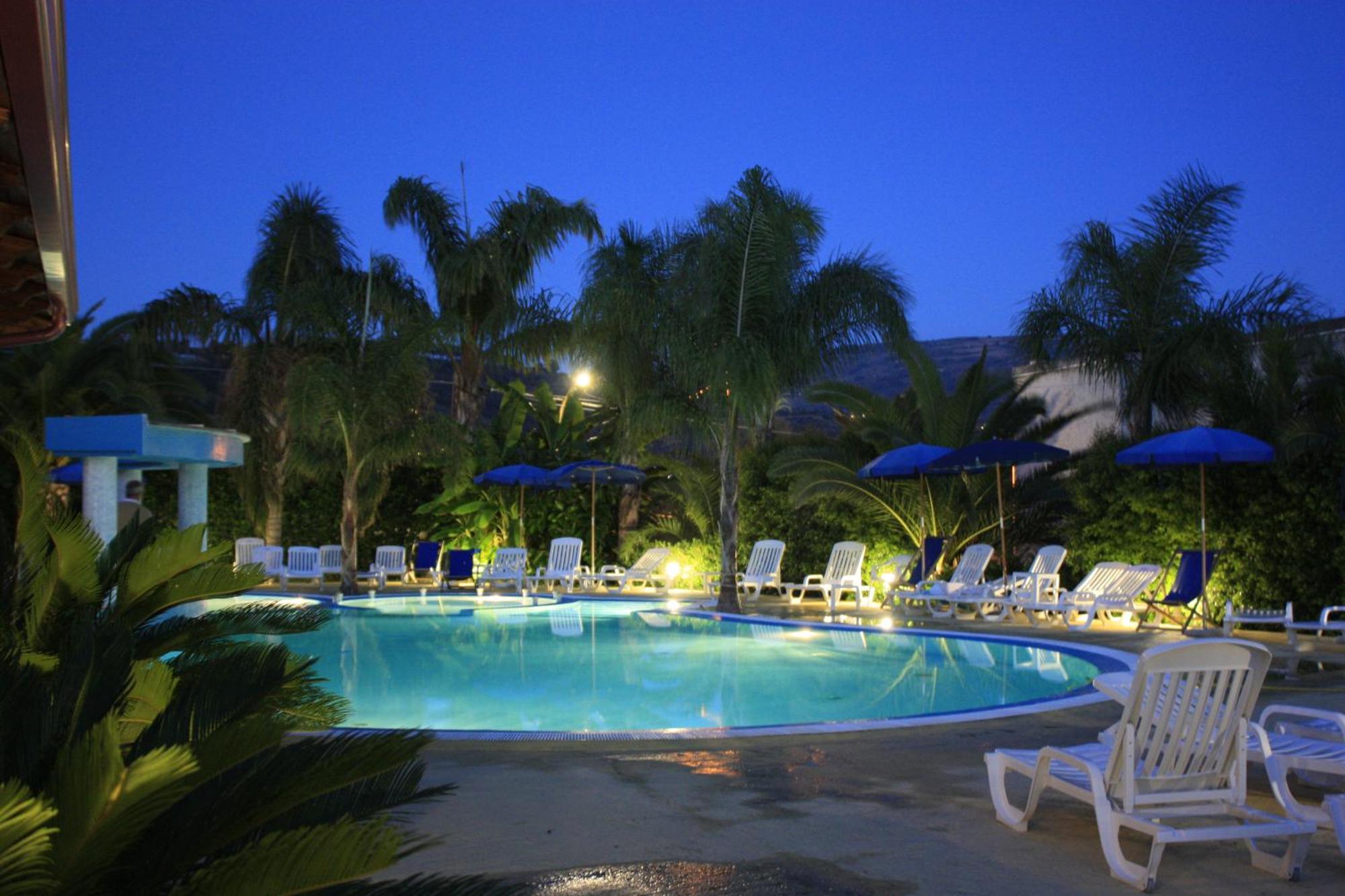 קאפו ואטיצ'אנו Residence Hotel La Taverna מראה חיצוני תמונה